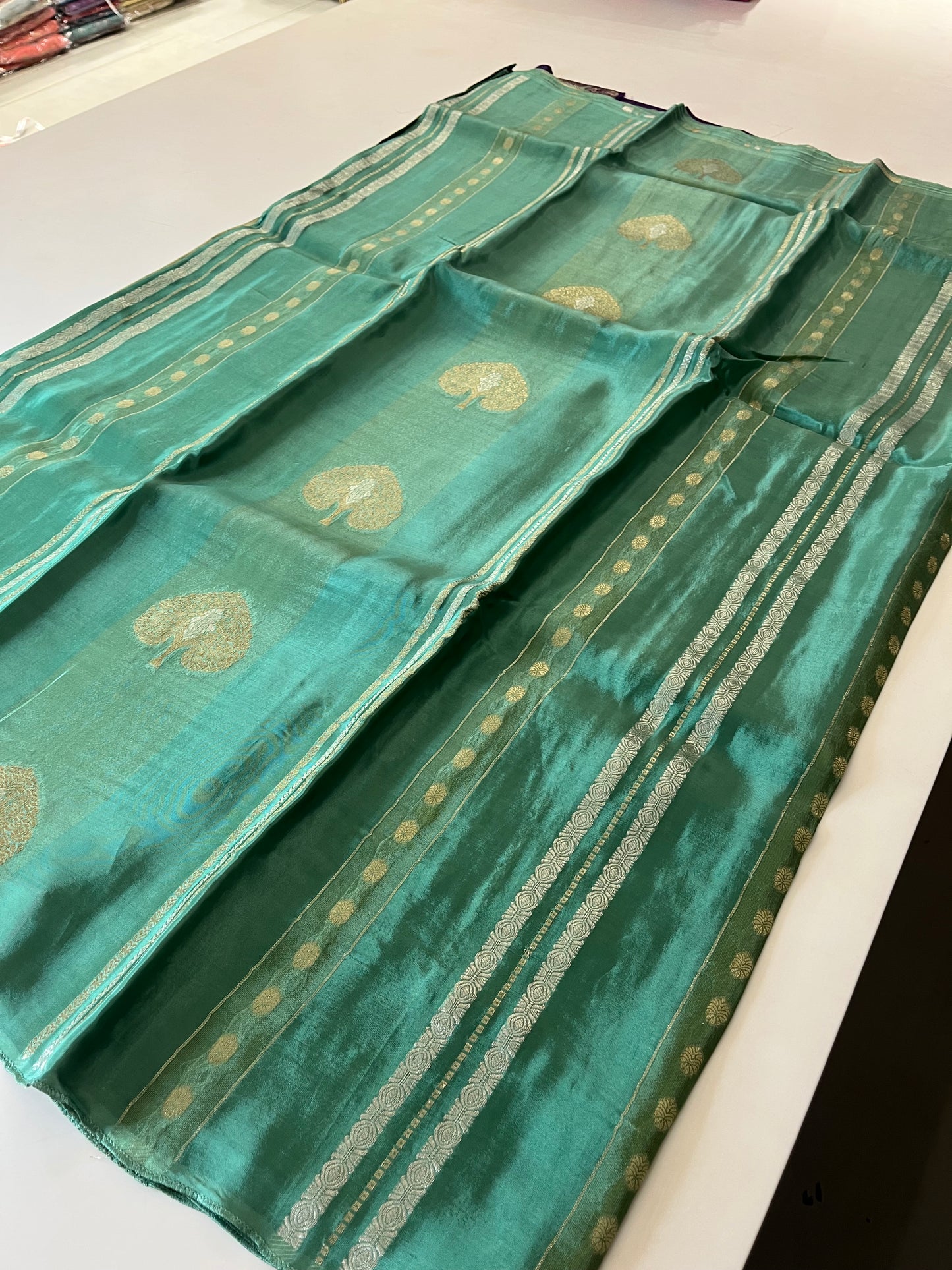 Fancy Chinnon Borderless