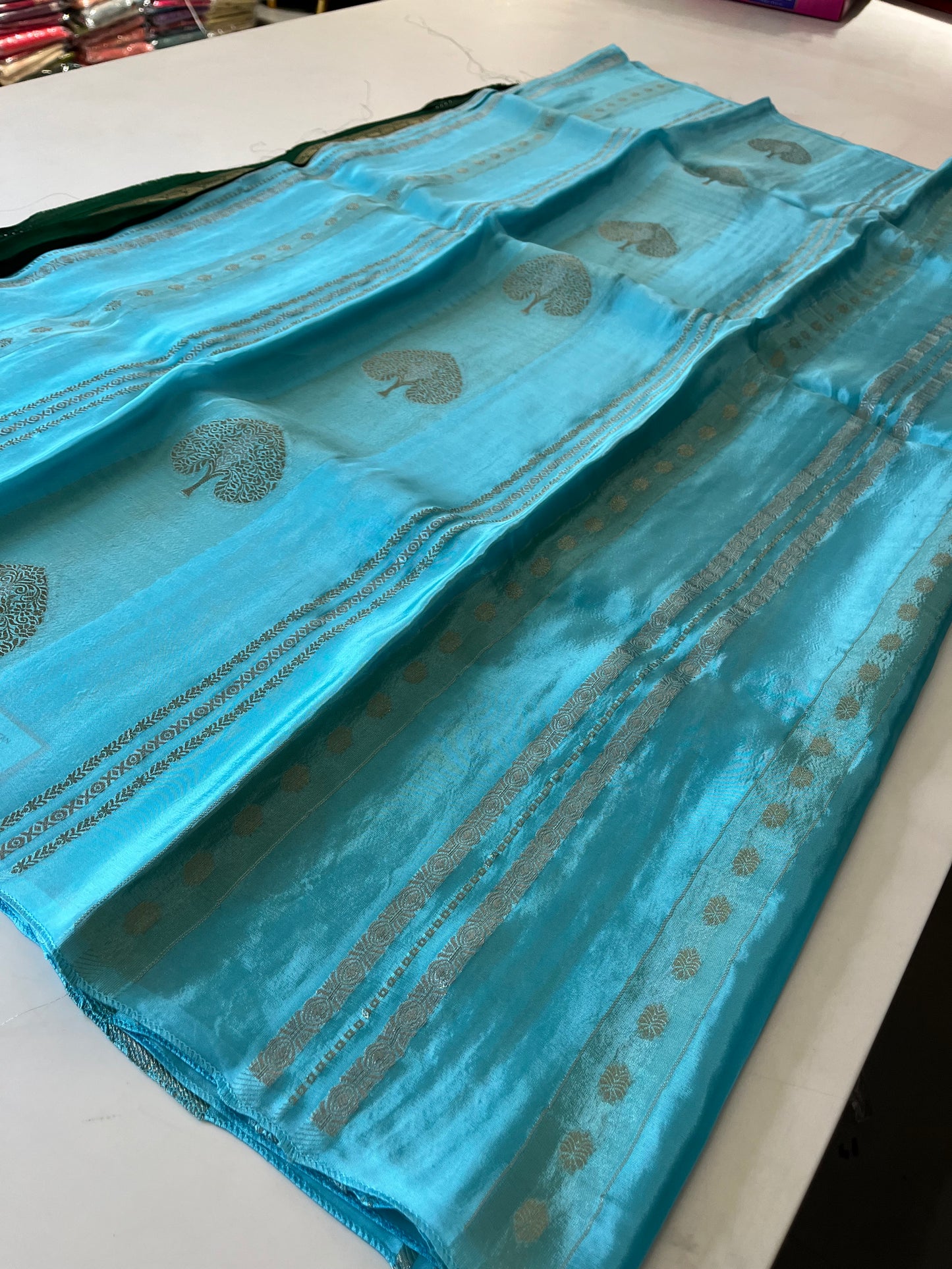 Fancy Chinnon Borderless