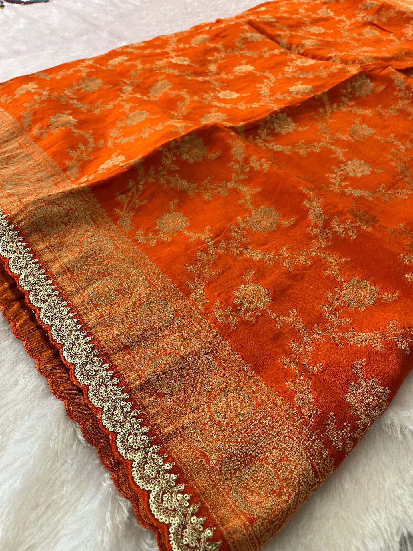 Banarasi Brocade Fancy scallop Border