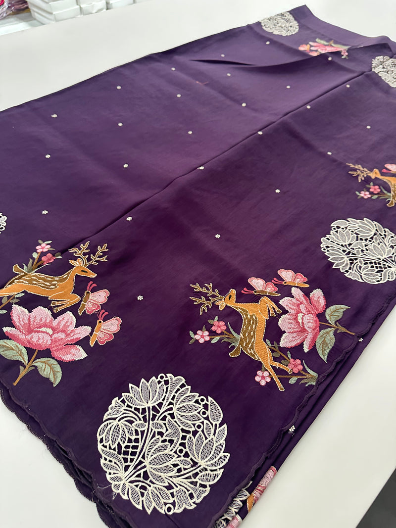 ButterSilk Tussar Sarees are back in stock🌹
Comes with aari work and scallop style borders and cutwork buttas🌹-JU18