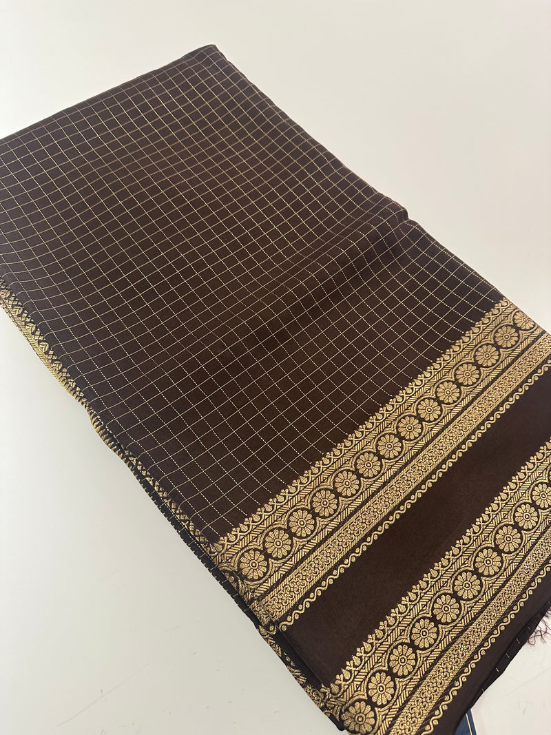 Banarasi crêpe sarees with contrast blouse piece🌹 comes in rich border and small Checks -AU6