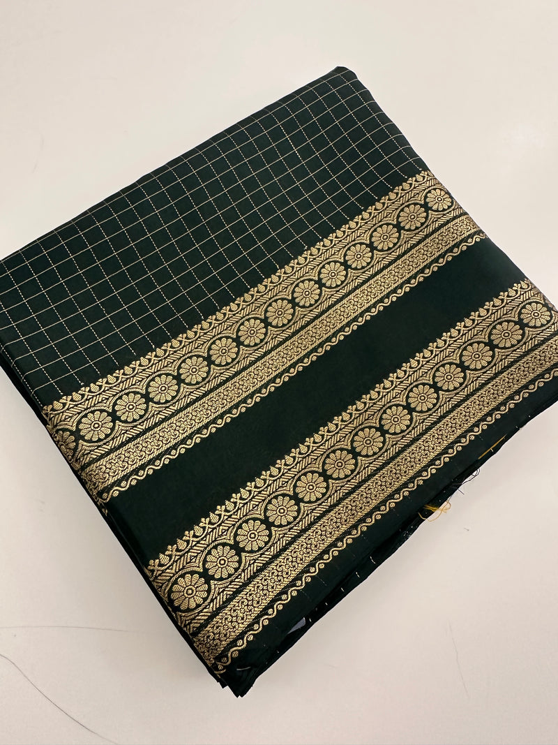 Banarasi crêpe sarees with contrast blouse piece🌹 comes in rich border and small Checks -AU6