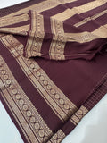 PRE ORDER(15 DAYS) Banarasi crêpe sarees with contrast blouse piece🌹 comes in rich border and small Checks
-AU6