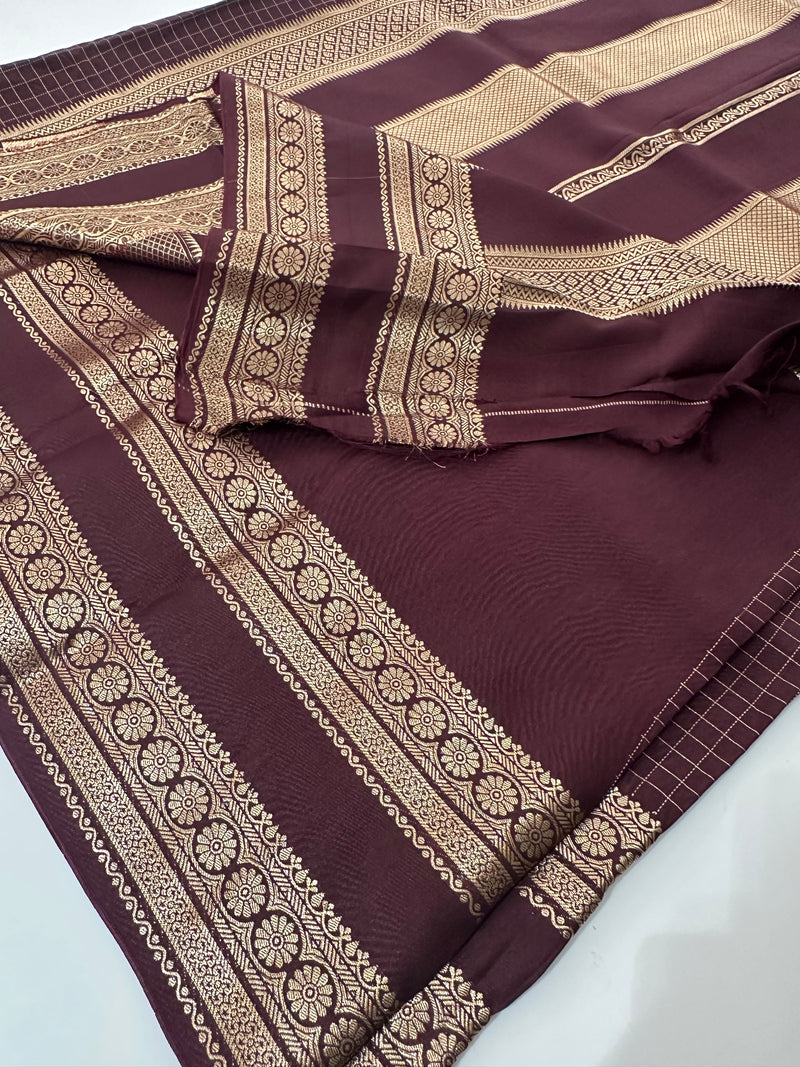 PRE ORDER(15 DAYS) Banarasi crêpe sarees with contrast blouse piece🌹 comes in rich border and small Checks
-AU6