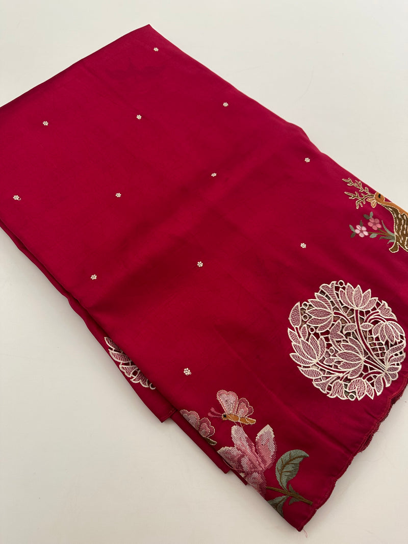ButterSilk Tussar Sarees are back in stock🌹
Comes with aari work and scallop style borders and cutwork buttas🌹-JU18