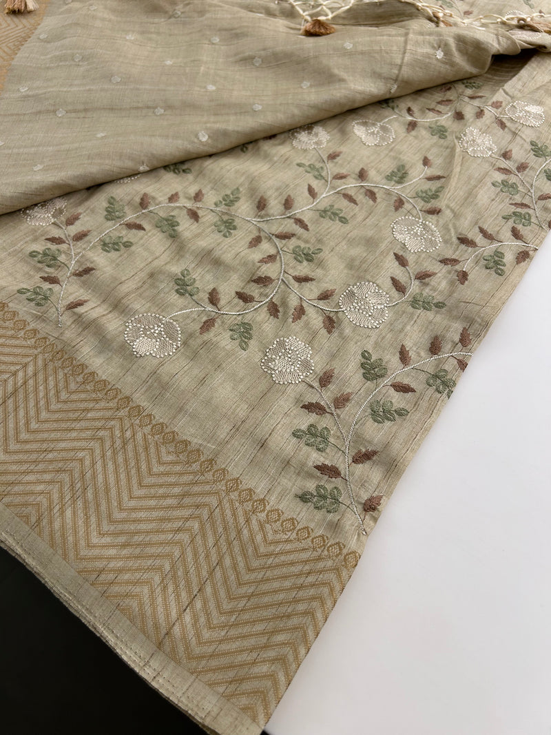 🌹Tussar Silk Sarees in Full Embroidery Work With Self Pattern Blouse 🌹
JU23