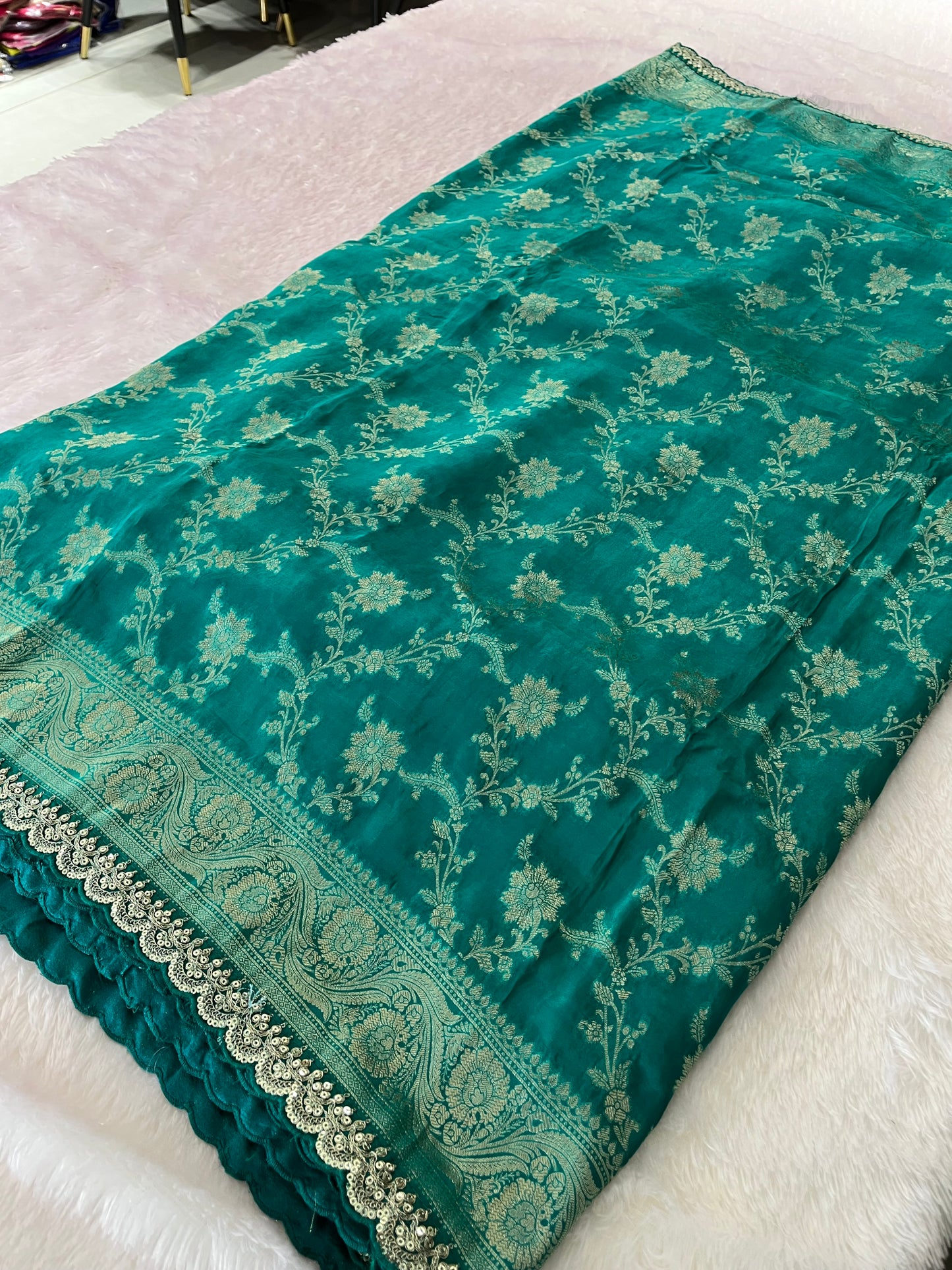 Banarasi Brocade Fancy scallop Border
