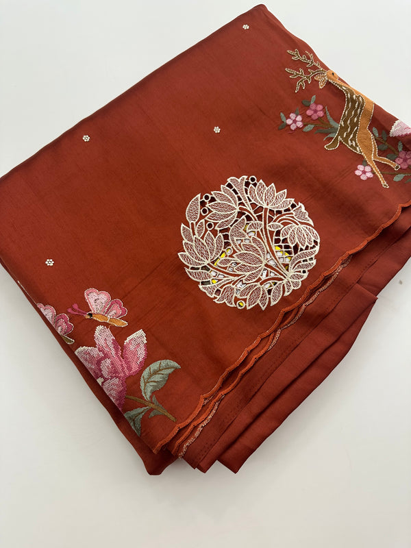 ButterSilk Tussar Sarees are back in stock🌹
Comes with aari work and scallop style borders and cutwork buttas🌹-JU18