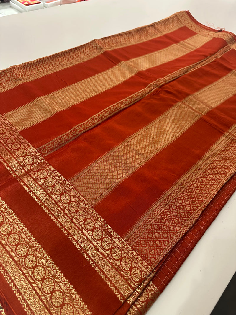 Banarasi crêpe sarees with contrast blouse piece🌹 comes in rich border and small Checks -AU6