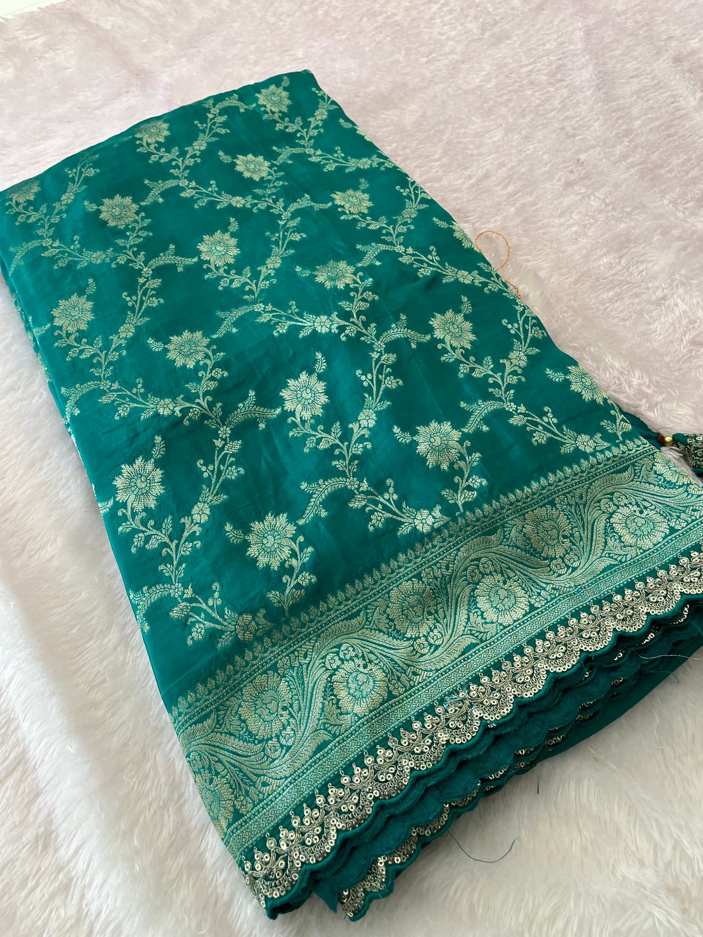 Banarasi Brocade Fancy scallop Border