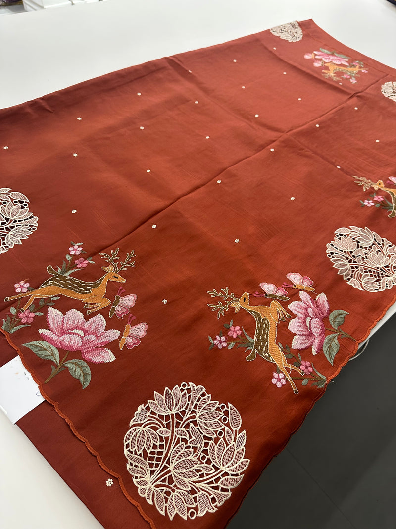 ButterSilk Tussar Sarees are back in stock🌹
Comes with aari work and scallop style borders and cutwork buttas🌹-JU18