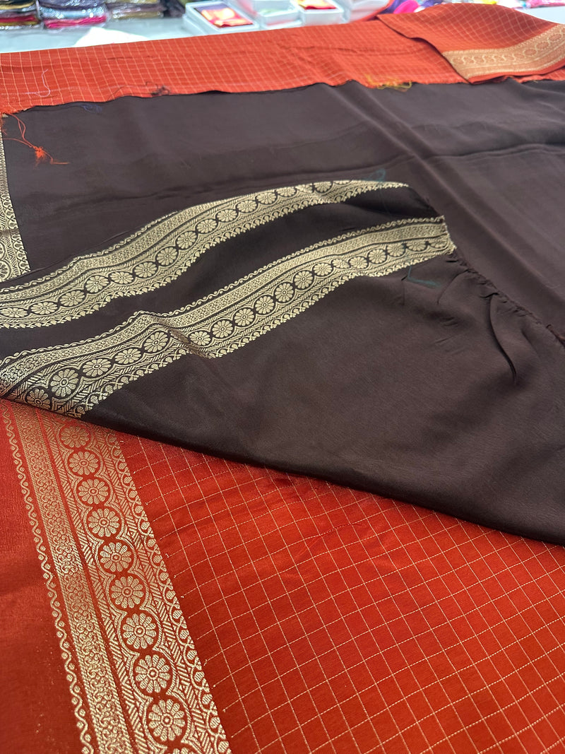 Banarasi crêpe sarees with contrast blouse piece🌹 comes in rich border and small Checks -AU6