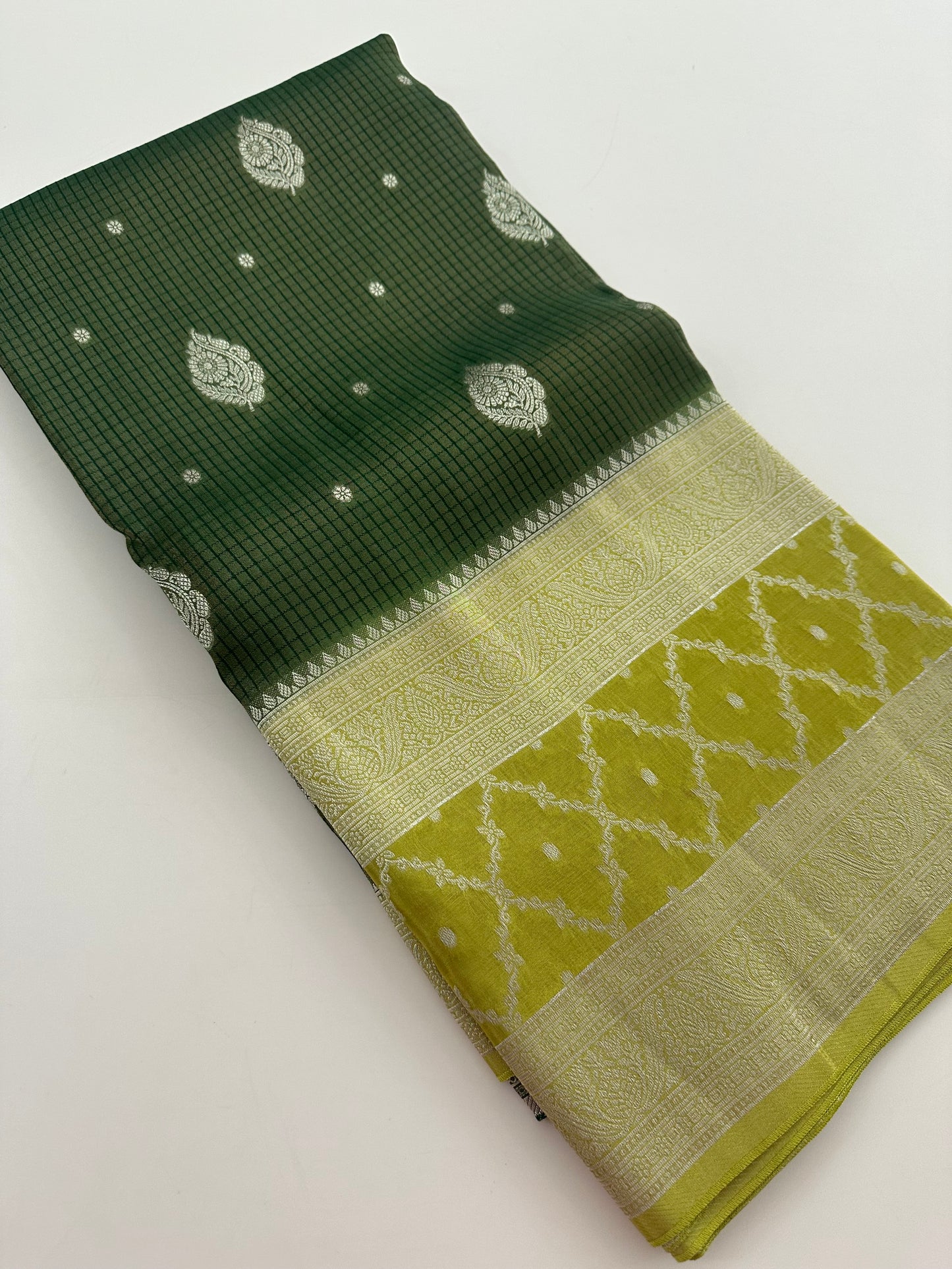 Traditional South Indian Style Crafred Pure Viscose Saree Distinguished by intricate weaving🌹
-JU15