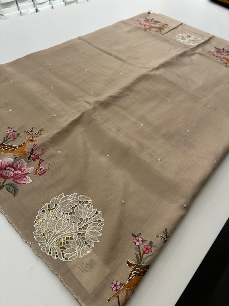 ButterSilk Tussar Sarees are back in stock🌹
Comes with aari work and scallop style borders and cutwork buttas🌹-JU18