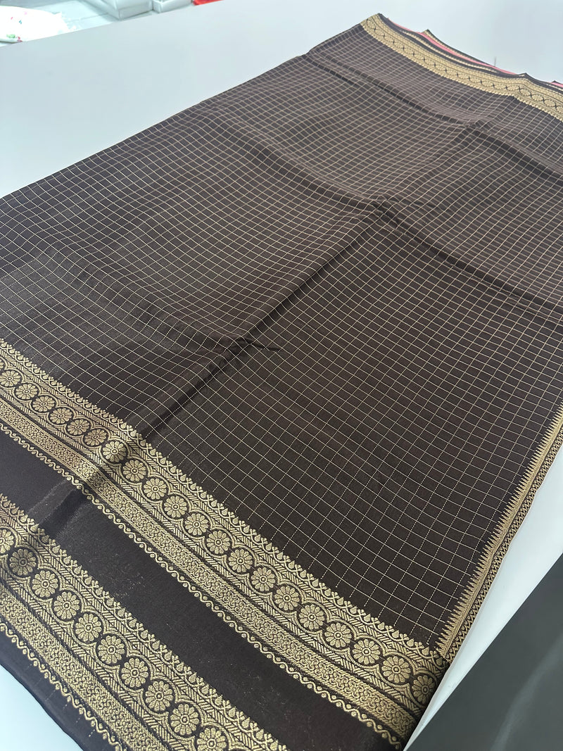 Banarasi crêpe sarees with contrast blouse piece🌹 comes in rich border and small Checks -AU6