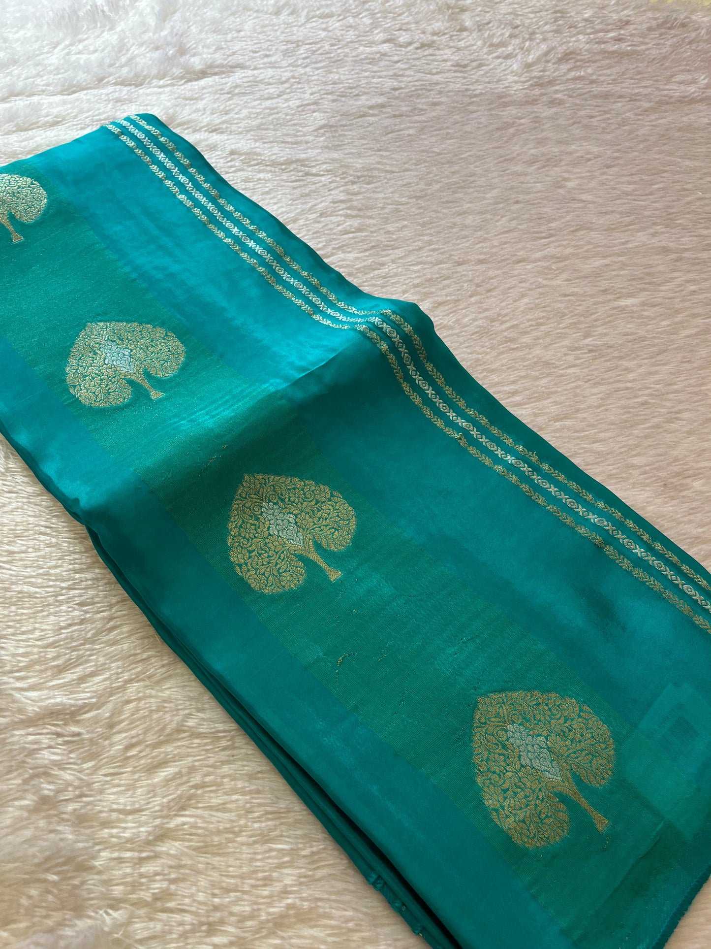 Fancy Chinnon Borderless