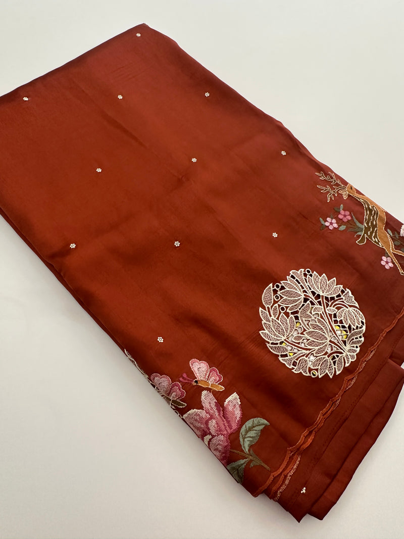ButterSilk Tussar Sarees are back in stock🌹
Comes with aari work and scallop style borders and cutwork buttas🌹-JU18