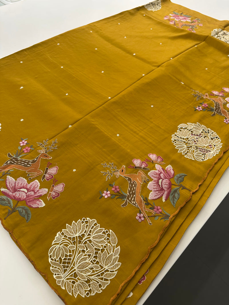 ButterSilk Tussar Sarees are back in stock🌹
Comes with aari work and scallop style borders and cutwork buttas🌹-JU18