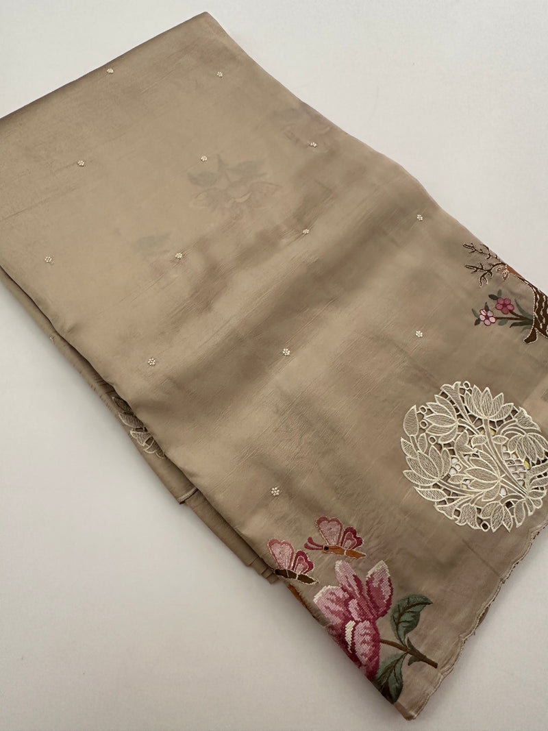 ButterSilk Tussar Sarees are back in stock🌹
Comes with aari work and scallop style borders and cutwork buttas🌹-JU18