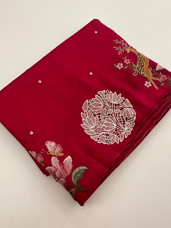 ButterSilk Tussar Sarees are back in stock🌹
Comes with aari work and scallop style borders and cutwork buttas🌹-JU18