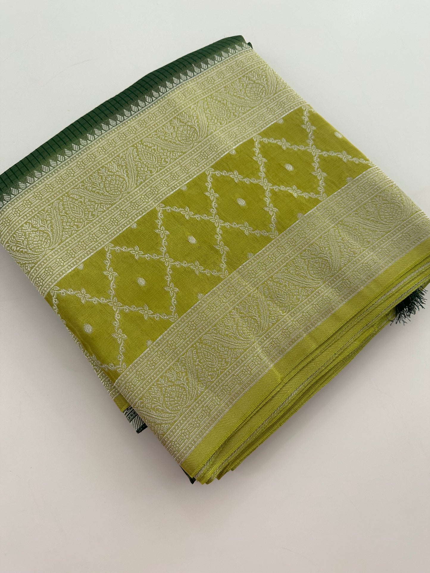 Traditional South Indian Style Crafred Pure Viscose Saree Distinguished by intricate weaving🌹
-JU15