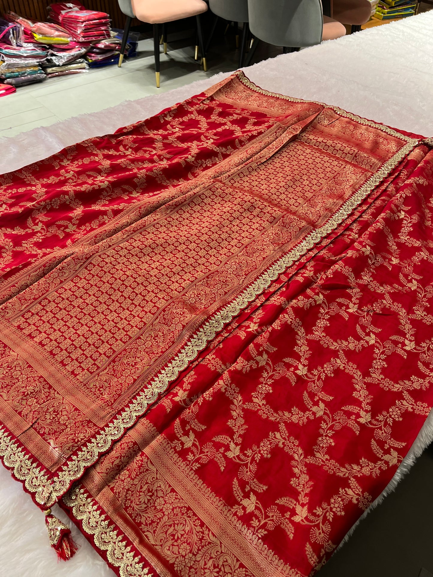 Banarasi Brocade Fancy scallop Border