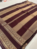 PRE ORDER(15 DAYS) Banarasi crêpe sarees with contrast blouse piece🌹 comes in rich border and small Checks
-AU6