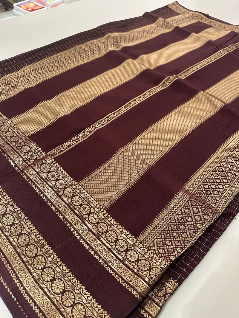 PRE ORDER(15 DAYS) Banarasi crêpe sarees with contrast blouse piece🌹 comes in rich border and small Checks
-AU6