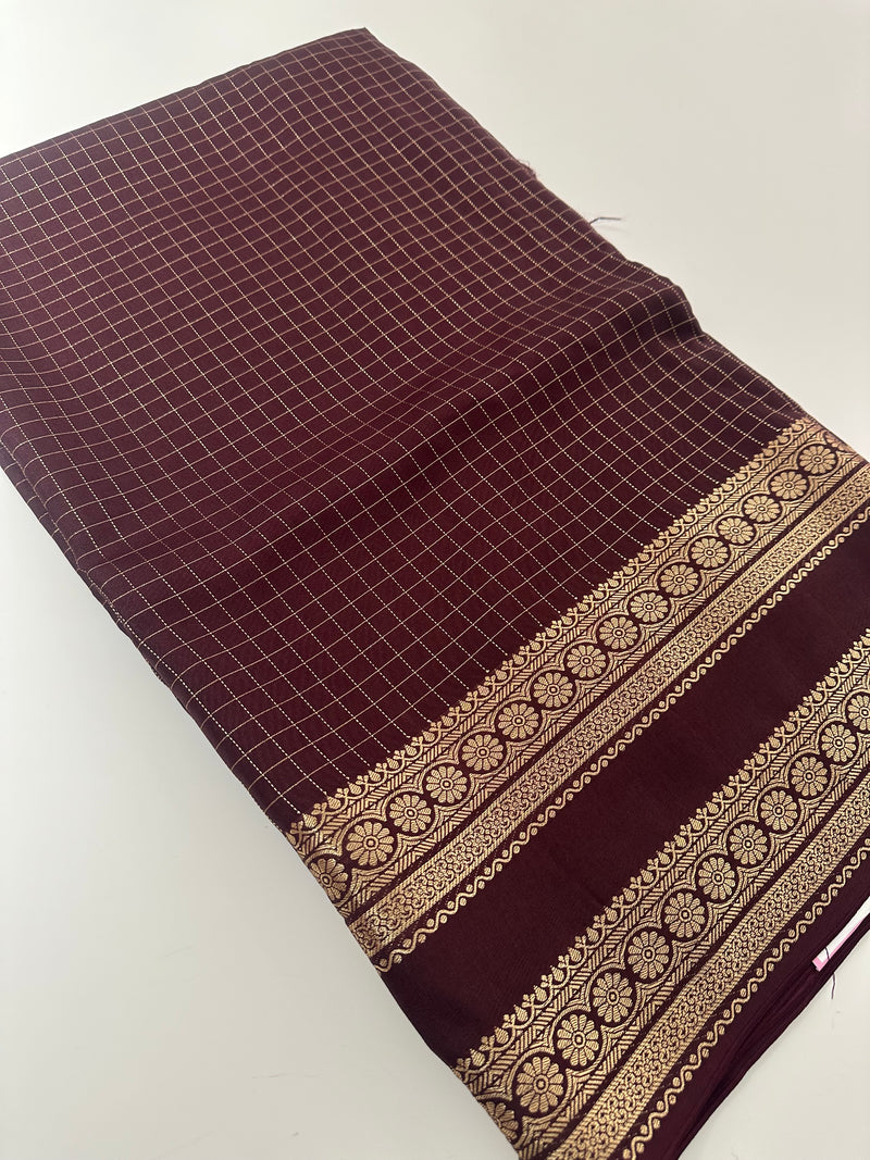 PRE ORDER(15 DAYS) Banarasi crêpe sarees with contrast blouse piece🌹 comes in rich border and small Checks
-AU6