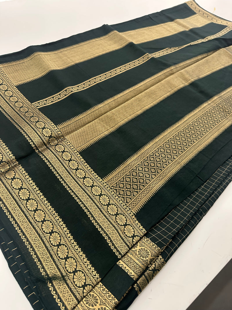 Banarasi crêpe sarees with contrast blouse piece🌹 comes in rich border and small Checks -AU6
