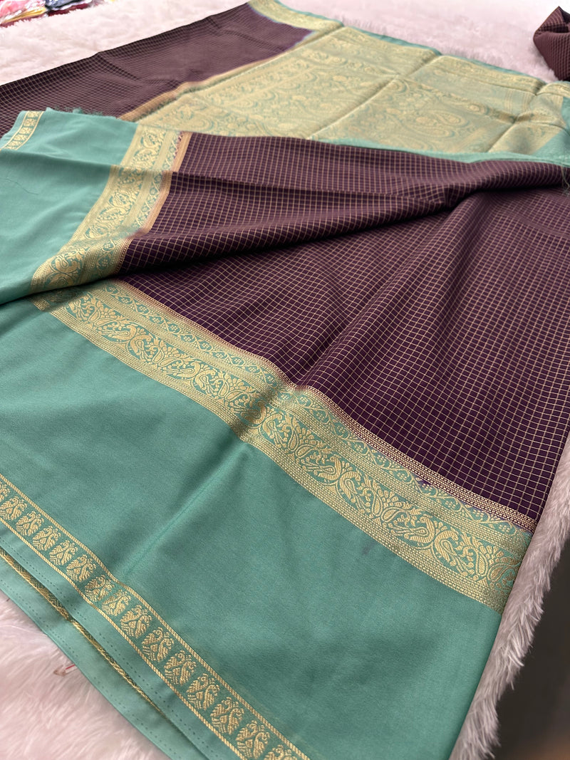 Crepe Silk Sarees in Gold weaving and Big Bentex Border,, comes in checkered pattern and contrast blouse piece 🌹