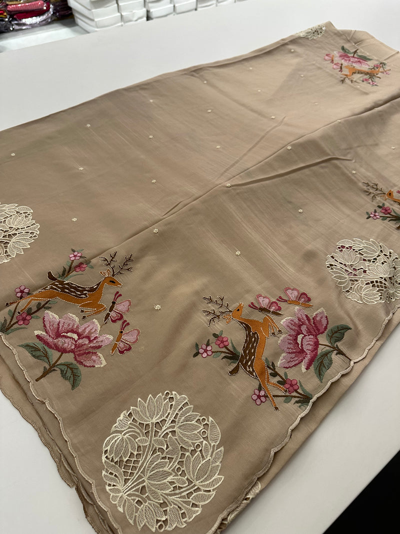 ButterSilk Tussar Sarees are back in stock🌹
Comes with aari work and scallop style borders and cutwork buttas🌹-JU18
