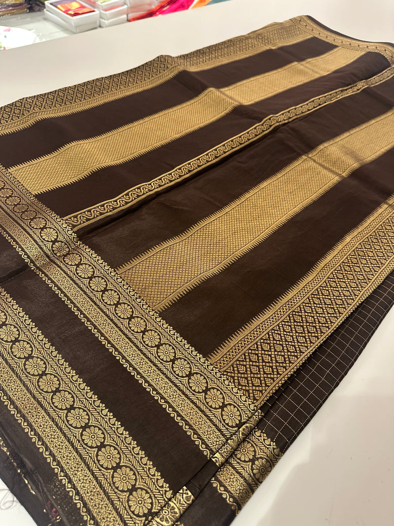 Banarasi crêpe sarees with contrast blouse piece🌹 comes in rich border and small Checks -AU6