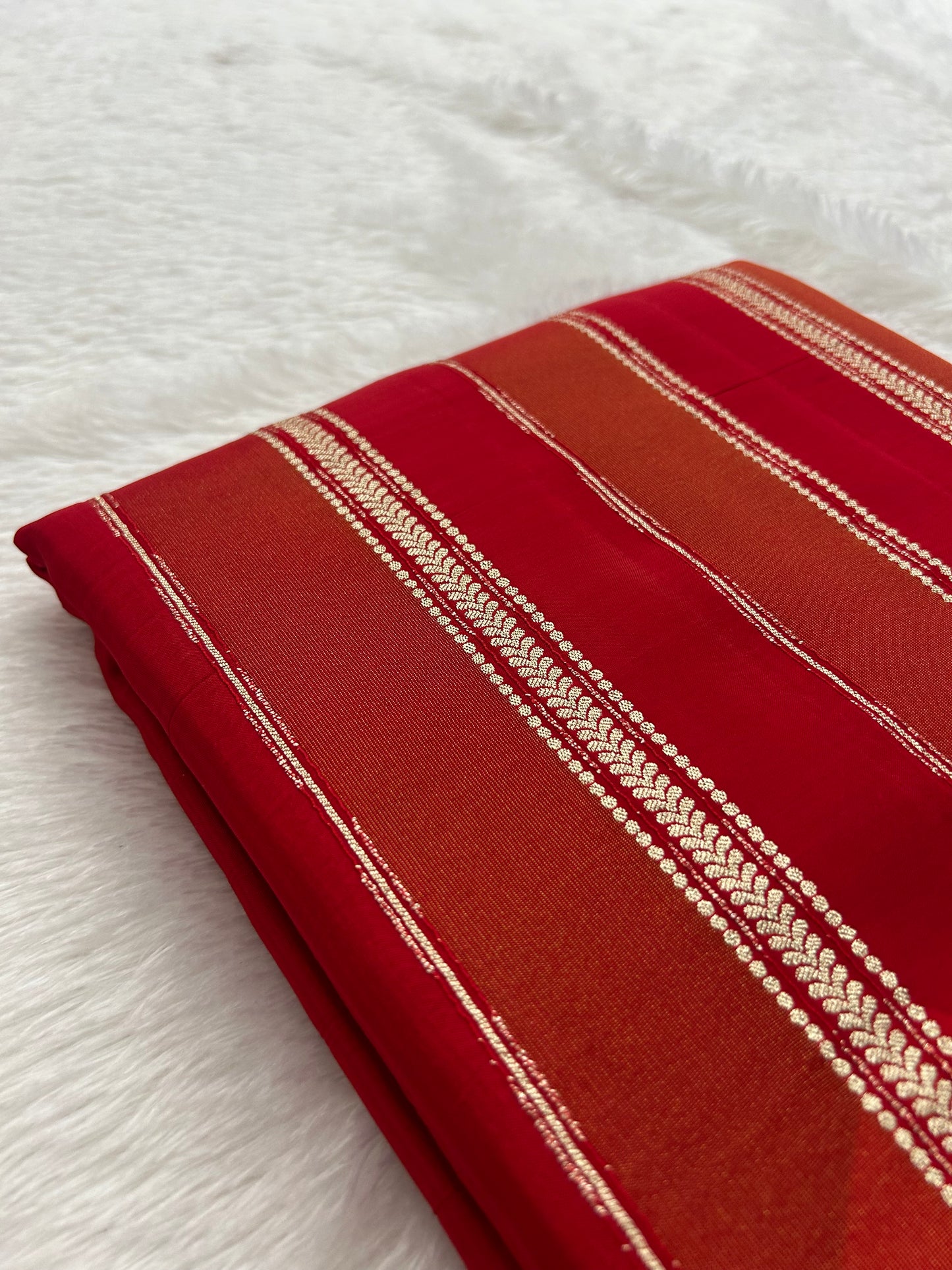 DESIGNER PARTYWEAR SAREE WITH CONTRAST BLOUSE-RED X GREEN