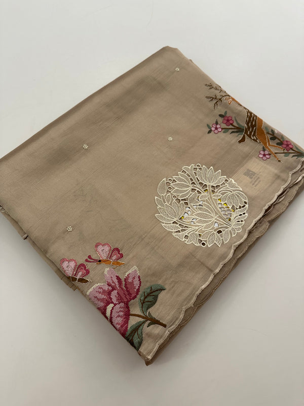 ButterSilk Tussar Sarees are back in stock🌹
Comes with aari work and scallop style borders and cutwork buttas🌹-JU18