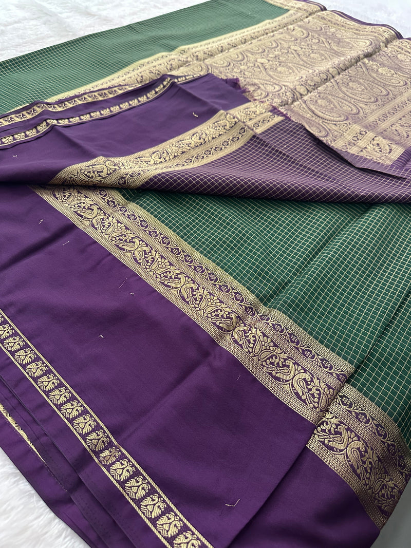 Crepe Silk Sarees in Gold weaving and Big Bentex Border,, comes in checkered pattern and contrast blouse piece 🌹