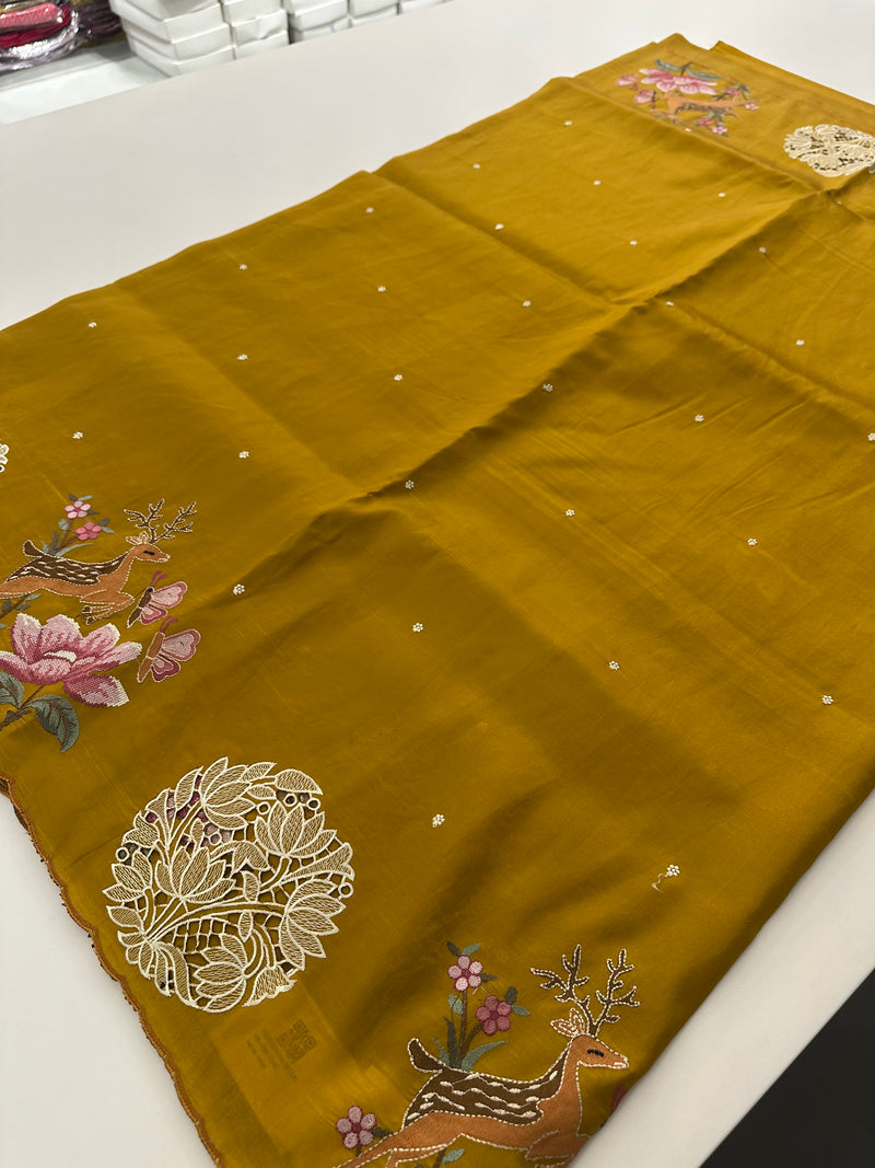 ButterSilk Tussar Sarees are back in stock🌹
Comes with aari work and scallop style borders and cutwork buttas🌹-JU18