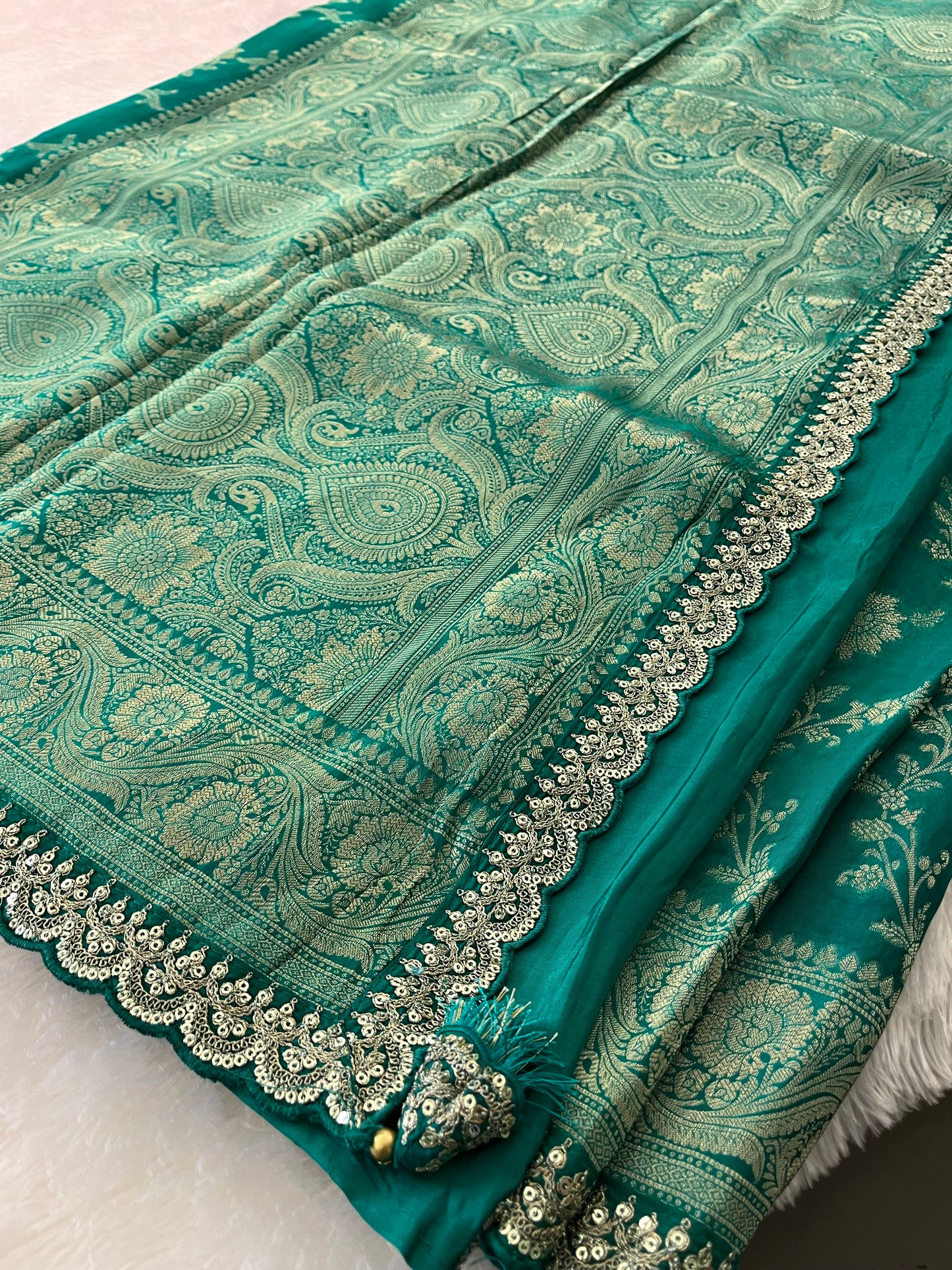 Banarasi Brocade Fancy scallop Border