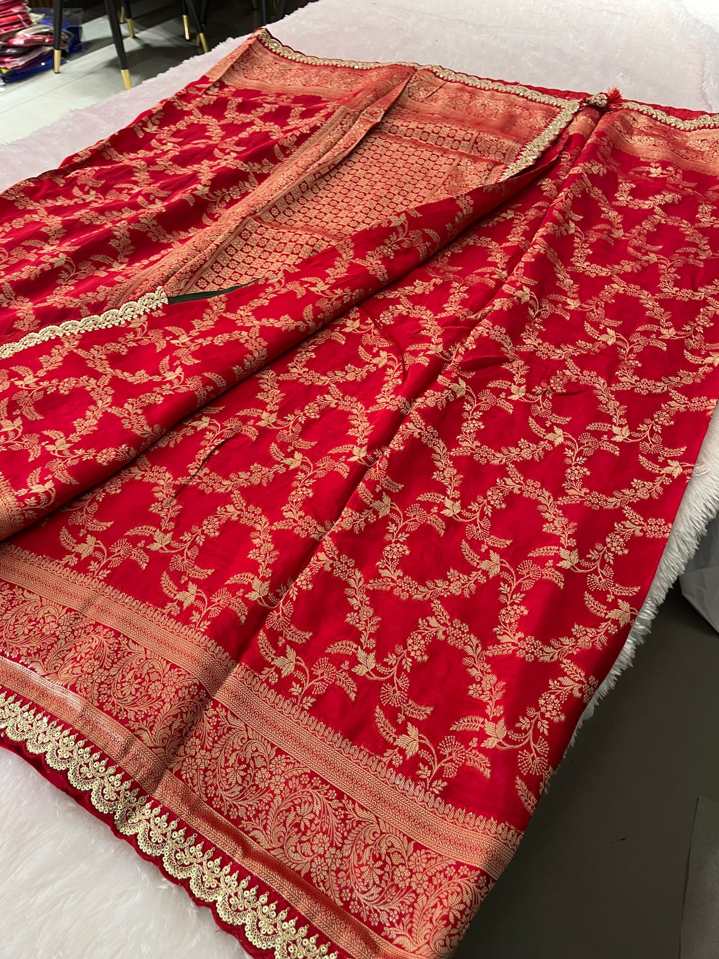 Banarasi Brocade Fancy scallop Border