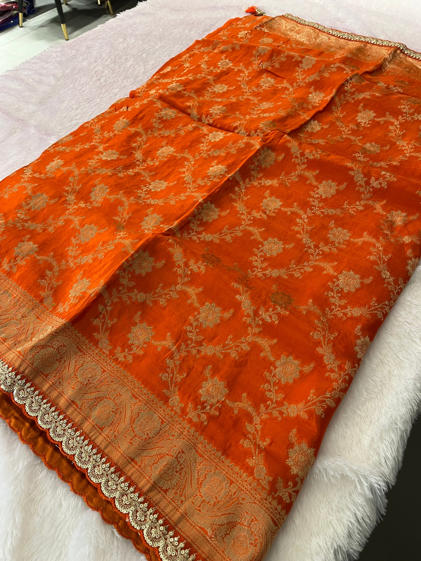 Banarasi Brocade Fancy scallop Border