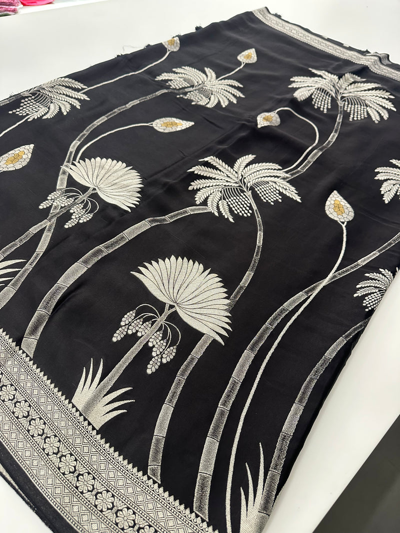 Pure Banarsi Crepe Silk Saree,, silver and gold weaving all over 🌹-AU15