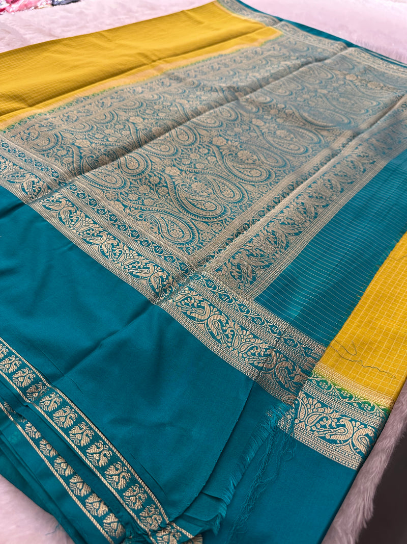 Crepe Silk Sarees in Gold weaving and Big Bentex Border,, comes in checkered pattern and contrast blouse piece 🌹