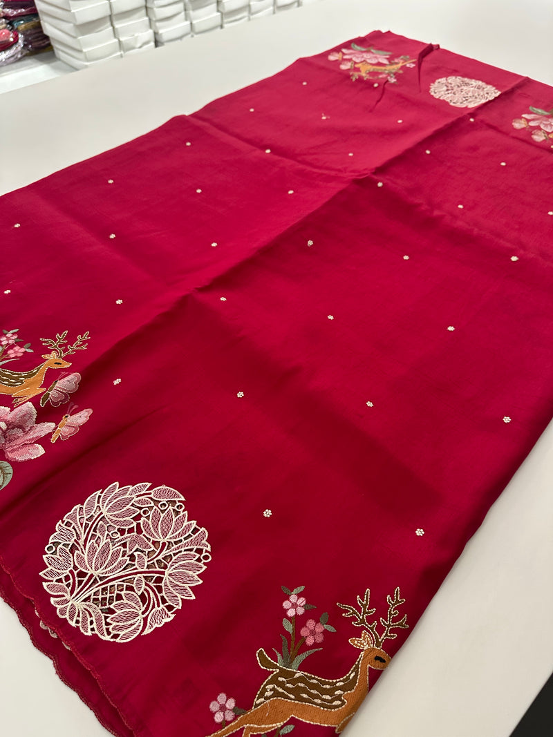 ButterSilk Tussar Sarees are back in stock🌹
Comes with aari work and scallop style borders and cutwork buttas🌹-JU18