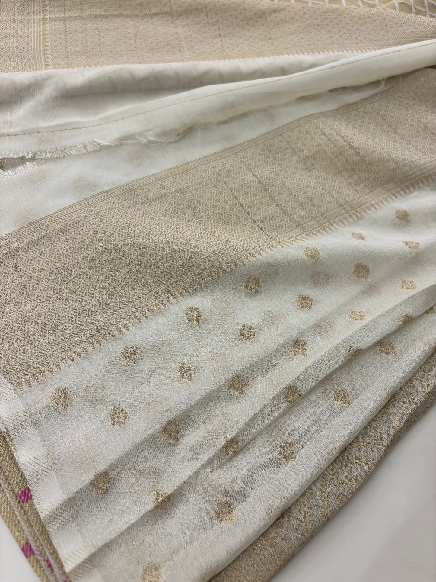 Crush Banarsi Cream Georgette Fancy Saree with pink bindi butties all over 🌹-JU16