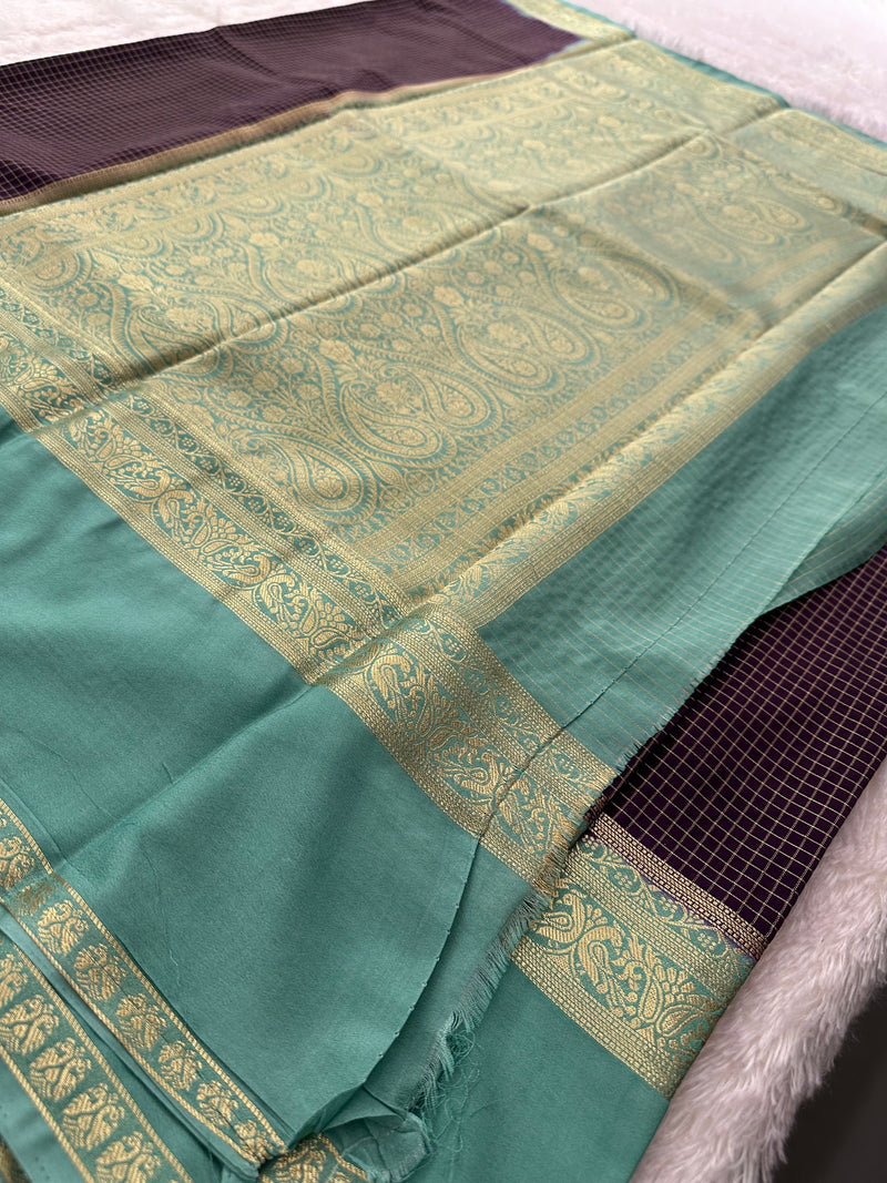 Crepe Silk Sarees in Gold weaving and Big Bentex Border,, comes in checkered pattern and contrast blouse piece 🌹