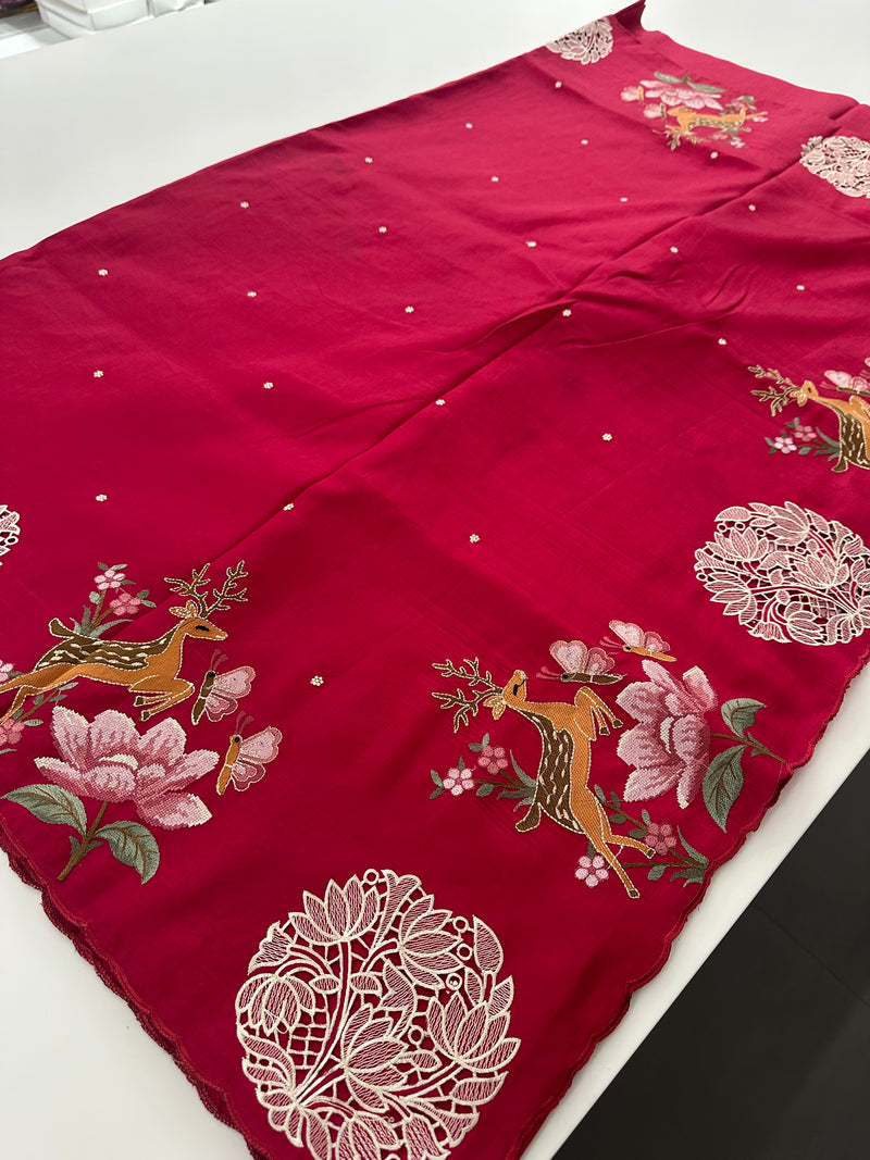ButterSilk Tussar Sarees are back in stock🌹
Comes with aari work and scallop style borders and cutwork buttas🌹-JU18