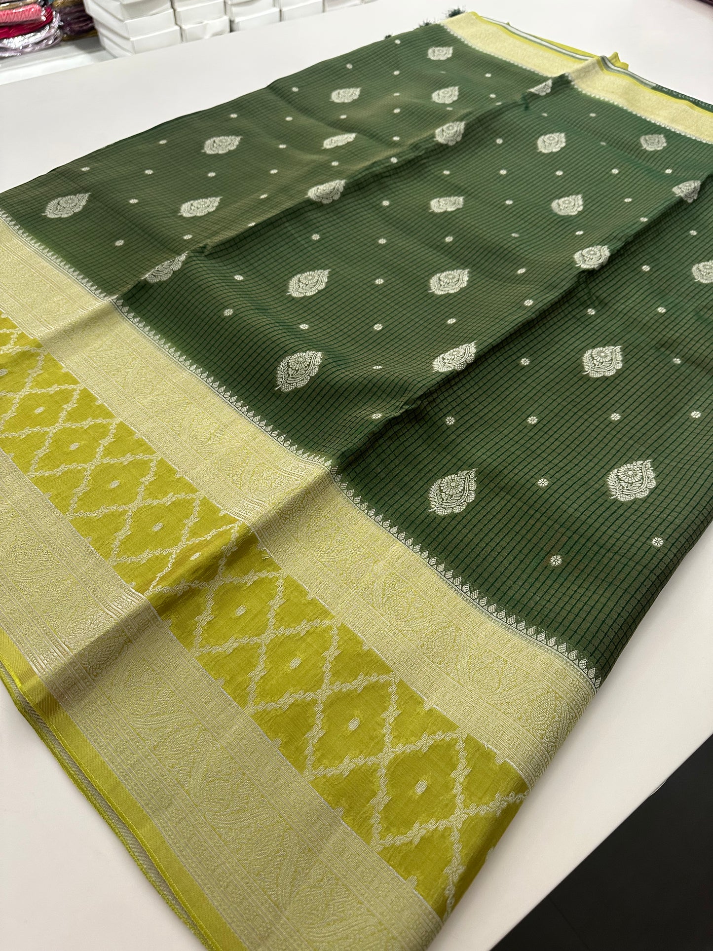 Traditional South Indian Style Crafred Pure Viscose Saree Distinguished by intricate weaving🌹
-JU15