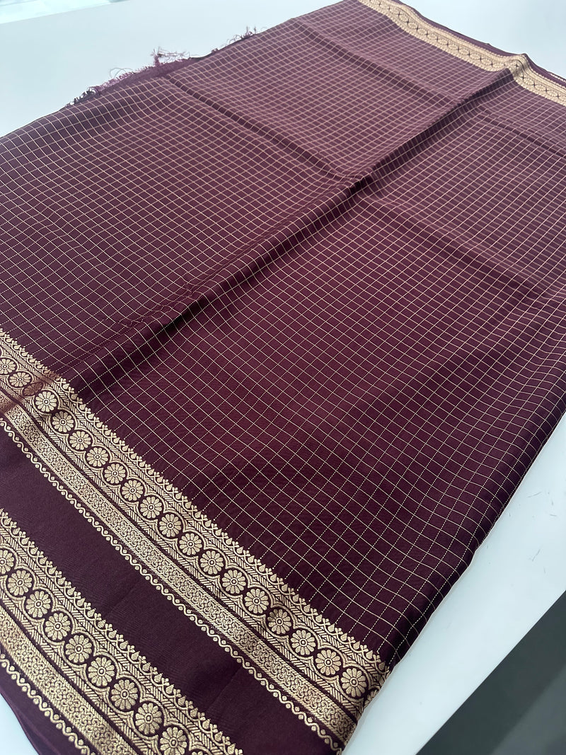 PRE ORDER(15 DAYS) Banarasi crêpe sarees with contrast blouse piece🌹 comes in rich border and small Checks
-AU6