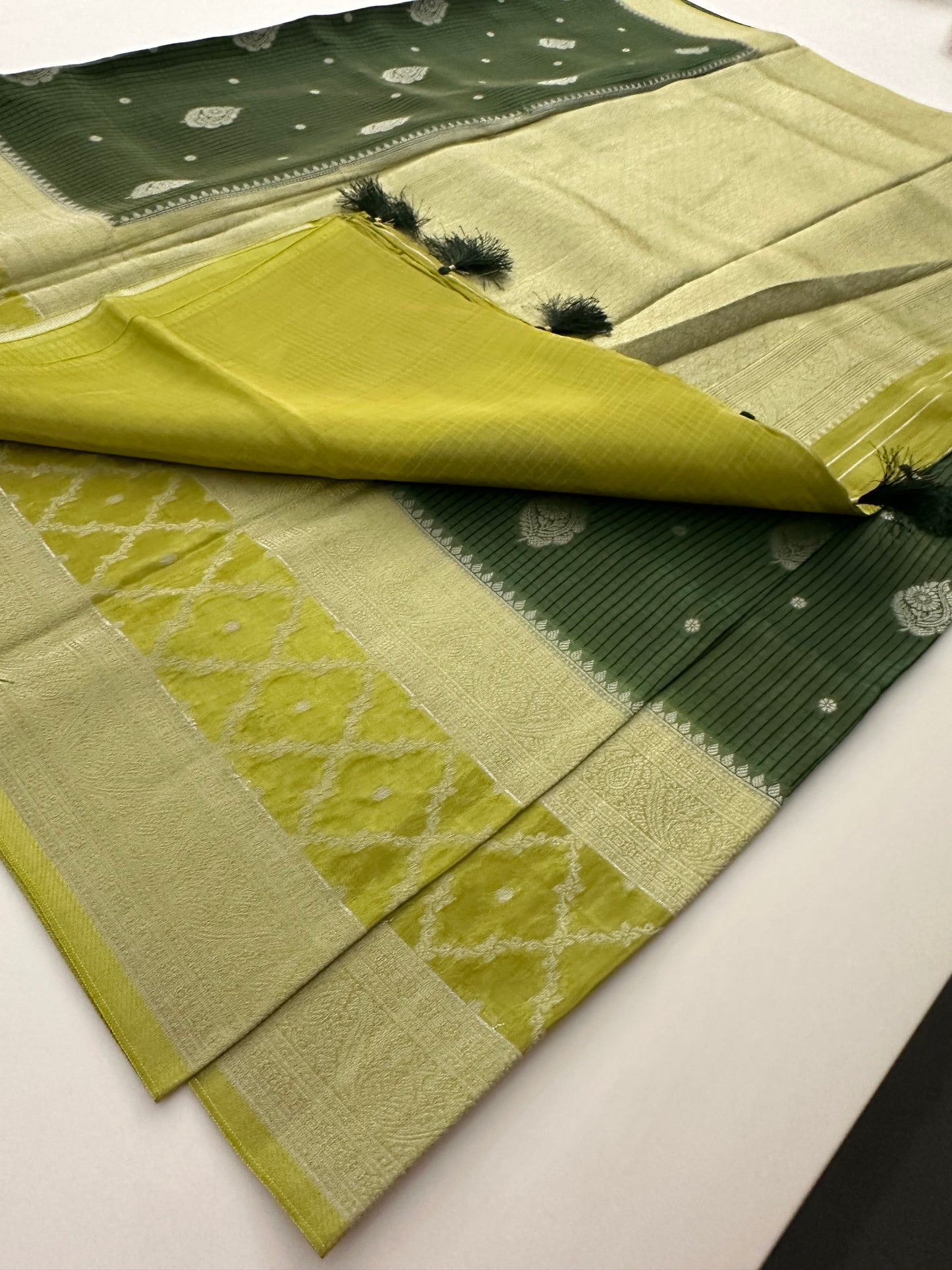 Traditional South Indian Style Crafred Pure Viscose Saree Distinguished by intricate weaving🌹
-JU15
