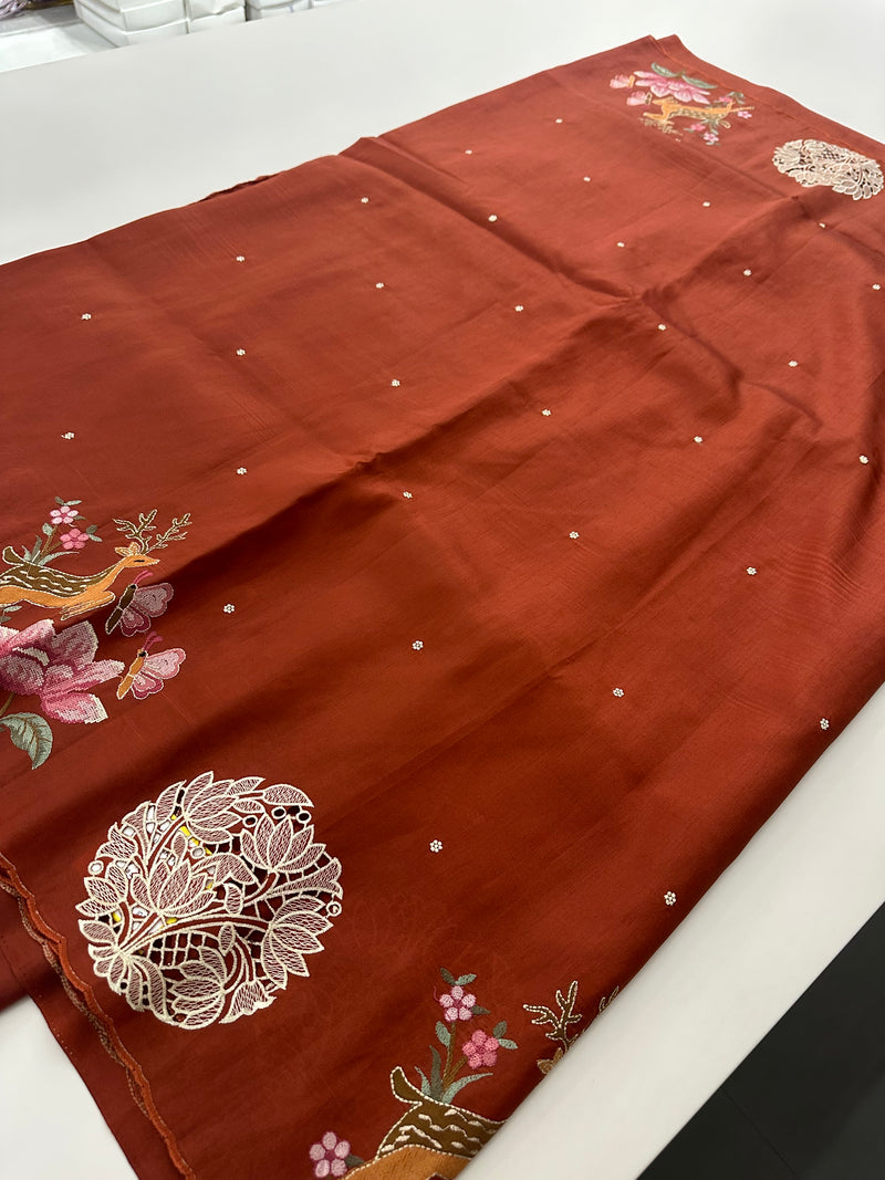 ButterSilk Tussar Sarees are back in stock🌹
Comes with aari work and scallop style borders and cutwork buttas🌹-JU18